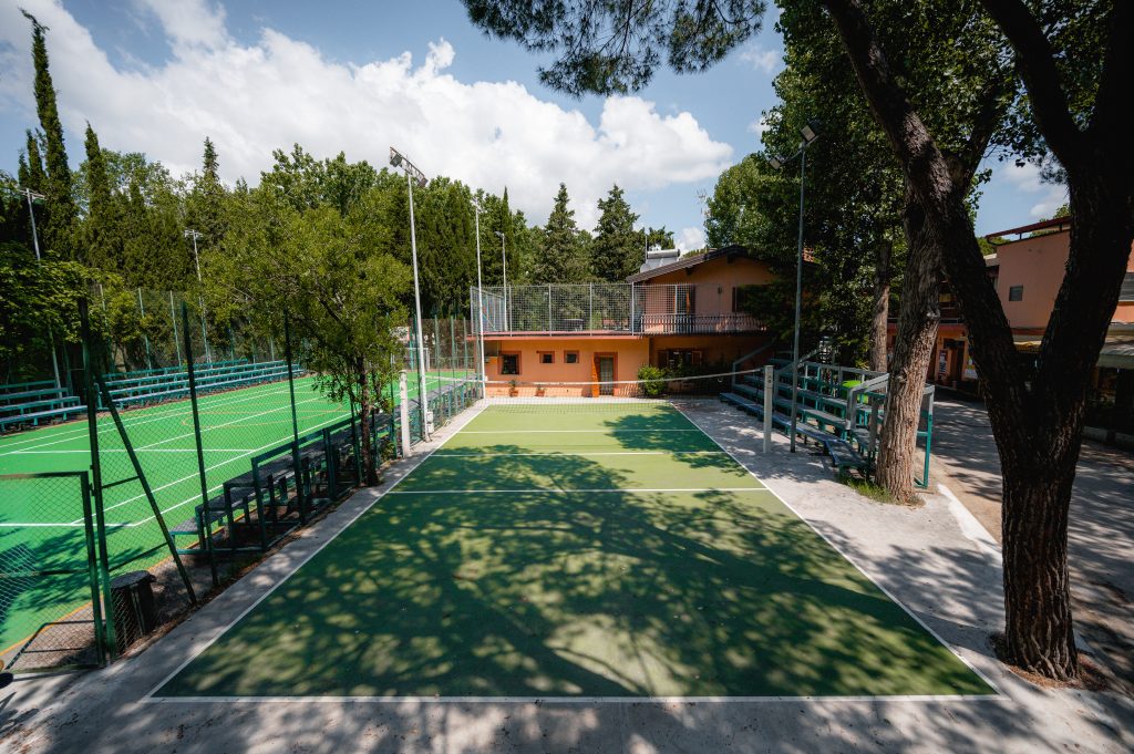 Importante Camping Village tra Umbria e Toscana – Struttura Turistica di Ampia Superficie